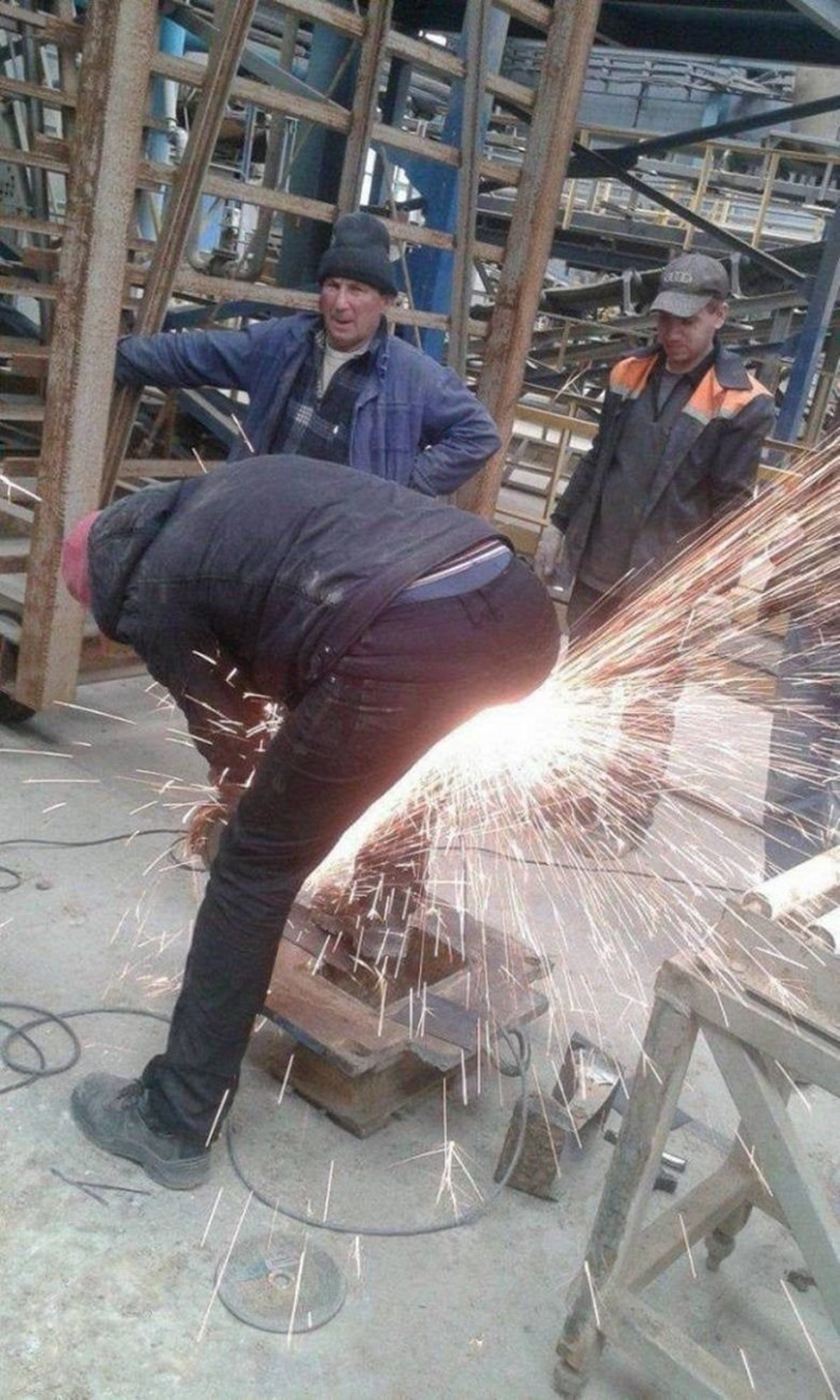 Рабочие выполняют резку металла без средств защиты